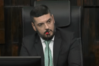 Bacellar sai em defesa de deputados por denúncias contra Prefeitura de Duque de Caxias, terra da família Reis