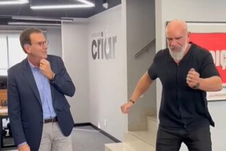 O prefeito Eduardo Paes observa o Pastor Pedrão dançar em vídeo postado nas redes sociais: polêmica entre os evangélicos