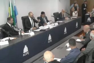 A reunião da CPI das Câmeras da Assembleia Legislativa: começo tenso, com o presidente do colegiado, Alexandre Knoploch, repreendendo o CEO da Global – Clube de Benefícios do Brasil, Ricardo de Oliveira