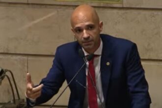 O líder do governo, Márcio Ribeiro (PSD). no comando da base: projeto do executivo que aumenta a taxa de iluminação pública foi aprovado, nas duas discussões, nas sessões extraordinárias desta terça-feira (09)