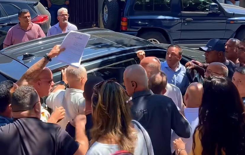 Empurrões e gritos: prefeito de Niterói se descontrola após cobrança de vereador; vídeo