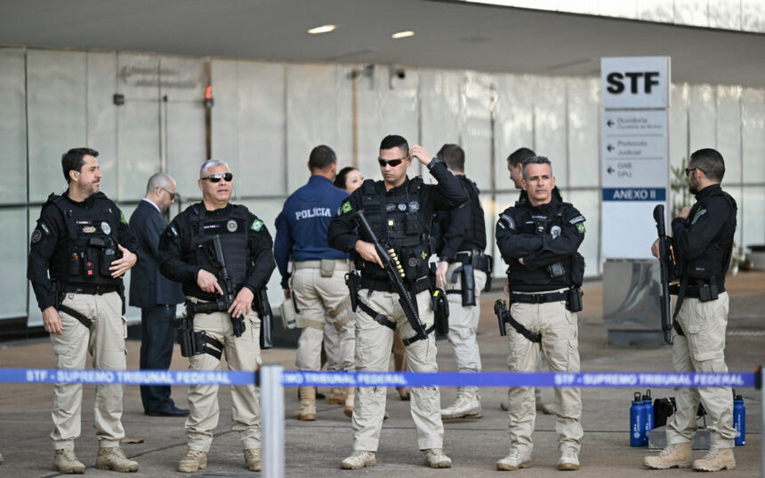 Agentes da Polícia Judiciária montam guarda na área do STF - AFP