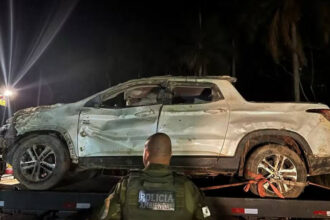 Veículo estava enterrado e tinha marcas de disparo de arma de fogo e sangue - Divulgação