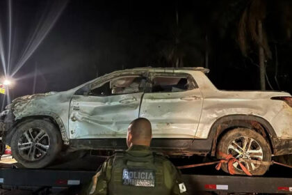 Veículo estava enterrado e tinha marcas de disparo de arma de fogo e sangue - Divulgação