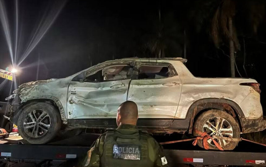 Veículo estava enterrado e tinha marcas de disparo de arma de fogo e sangue - Divulgação