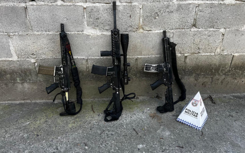 As polícias apreenderam uma média de dois fuzis por dia entre janeiro e agosto de 2025, segundo o ISP