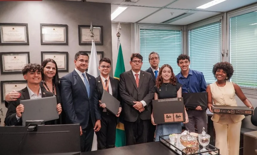 Inclusão digital e protagonismo jovem ganham força na Alerj sob liderança de Rodrigo Bacellar