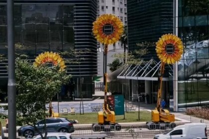 A instalação GGCIDENT, do artista holandês Henk Hofstra, na Praça Mauá, usa ovos gigantes para alertar sobre as mudanças climáticas.