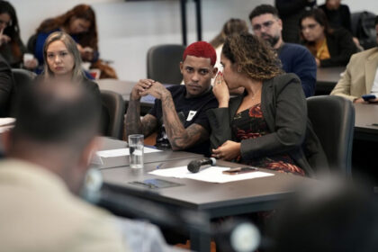 MC Poze do Rodo compareceu à CPI na Alerj, acompanhado de sua defesa, na manhã desta segunda (20)