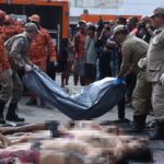 Megaoperação no Rio de Janeiro. Moradores empilham e fazem contagem de corpos após operação da polícia contra o CV no Rio de Janeiro.