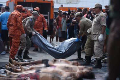 Megaoperação no Rio de Janeiro. Moradores empilham e fazem contagem de corpos após operação da polícia contra o CV no Rio de Janeiro.