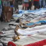 Dezenas de corpos foram enfileirados sob uma lona em uma praça na Penha, Zona Norte do Rio