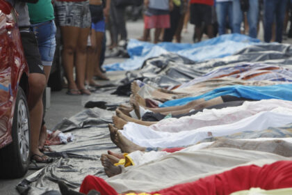 Dezenas de corpos foram enfileirados sob uma lona em uma praça na Penha, Zona Norte do Rio