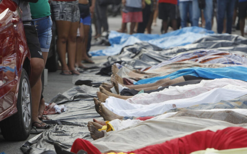 Dezenas de corpos foram enfileirados sob uma lona em uma praça na Penha, Zona Norte do Rio