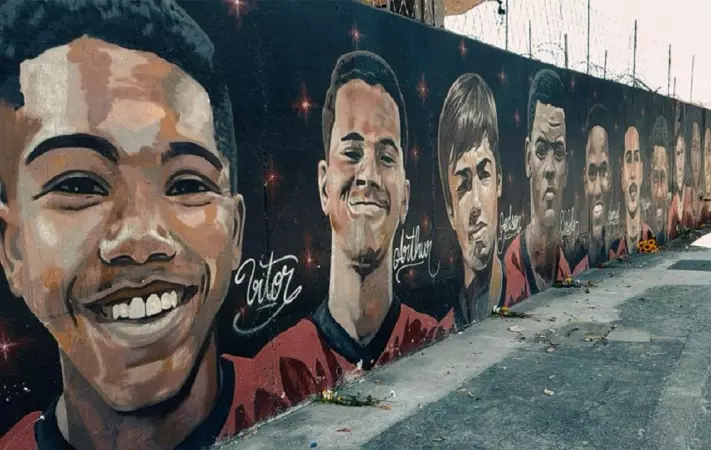 Memorial em homenagem aos adolescentes mortos na tragédia do Ninho do Urubu, em 2019