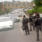 Policiais Militares durante a operação de ontem, na Linha Amarela, uma das vias que foram fechadas pelos criminosos.