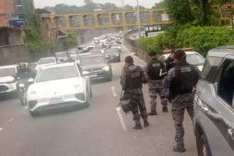 Policiais Militares durante a operação de ontem, na Linha Amarela, uma das vias que foram fechadas pelos criminosos.