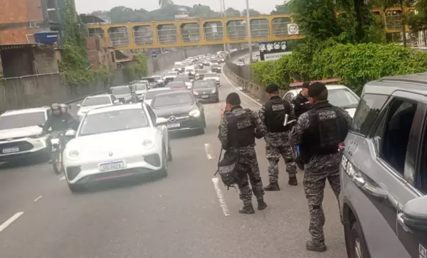 Policiais Militares durante a operação de ontem, na Linha Amarela, uma das vias que foram fechadas pelos criminosos.