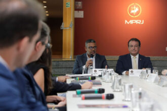 Reunião foi conduzida pelo assessor especial do governador Cláudio Castro e da presidência do COSUD, Alex Castellar, ao lado do subprocurador-geral de Justiça de Planejamento Institucional do MPRJ, Dr. Eduardo Lima Neto