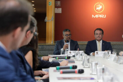 Reunião foi conduzida pelo assessor especial do governador Cláudio Castro e da presidência do COSUD, Alex Castellar, ao lado do subprocurador-geral de Justiça de Planejamento Institucional do MPRJ, Dr. Eduardo Lima Neto