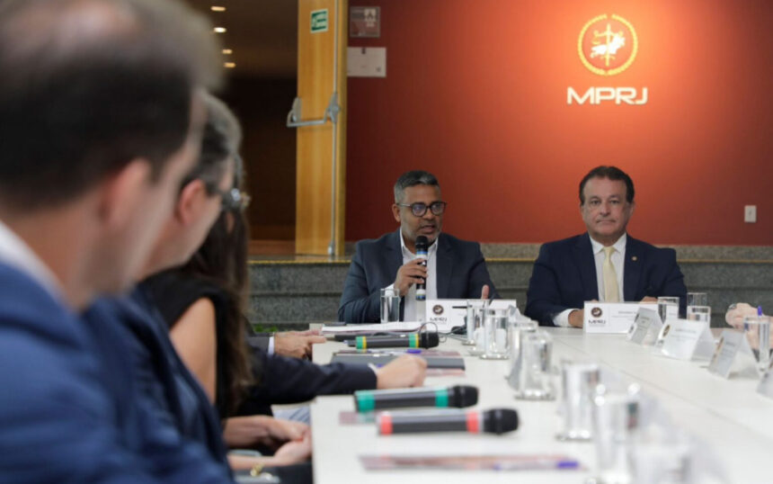 Reunião foi conduzida pelo assessor especial do governador Cláudio Castro e da presidência do COSUD, Alex Castellar, ao lado do subprocurador-geral de Justiça de Planejamento Institucional do MPRJ, Dr. Eduardo Lima Neto