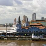 O tradicional mercado Ver-o-Peso, em Belém, onde centenas de barracas vendem todo tipo de frutas, legumes, verduras e peixes amazônicos