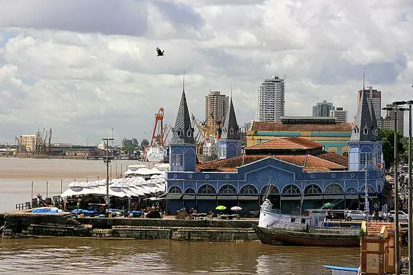 O tradicional mercado Ver-o-Peso, em Belém, onde centenas de barracas vendem todo tipo de frutas, legumes, verduras e peixes amazônicos