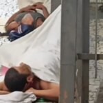 Condomínio sitiado: morador de rua desafia porteiro e se instala na entrada — 'Daqui ninguém me tira'