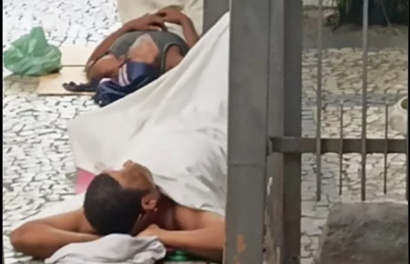 Condomínio sitiado: morador de rua desafia porteiro e se instala na entrada — 'Daqui ninguém me tira'