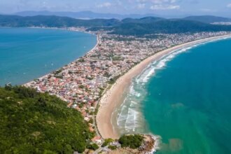 Taxas ambientais ganham força como solução para o caos urbano em destinos turísticos