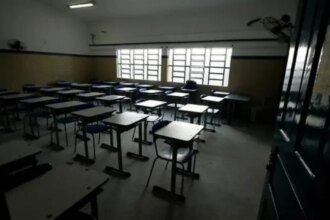 Professores podem ter porte de arma liberado nas escolas