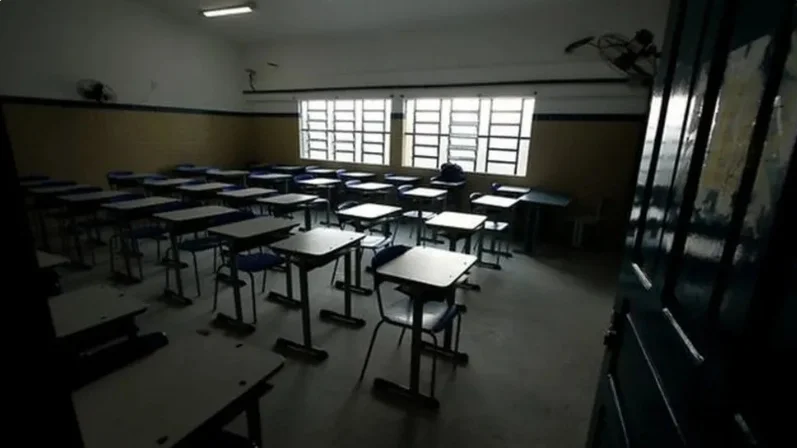 Professores podem ter porte de arma liberado nas escolas