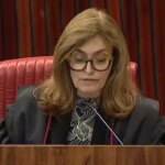 A ministra relatora Isabel Gallotti lê o seu voto no julgamento do caso Ceperj no TSE: além da cassação do governador Cláudio Castro e do presidente da Alerj, Rodrigo Bacellar, a magistrada determina a realização de novas eleições diretas