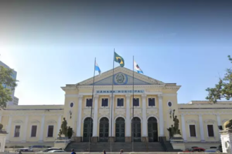 Enquanto vereadores aprovam projeto que aumenta salário de chefes de gabinete, servidores de outros departamentos aguardam revisão de auxílio anunciada pela Câmara de Niterói em junho