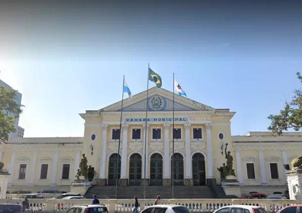 Enquanto vereadores aprovam projeto que aumenta salário de chefes de gabinete, servidores de outros departamentos aguardam revisão de auxílio anunciada pela Câmara de Niterói em junho