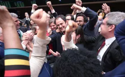 Glauber Braga (PSOL) comemora, em plenário, por ter escapado da cassação: deputado foi suspenso por seis meses e será substituído por Heloísa Helena (Rede)