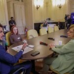 O vereador Salvino Oliveira, presidente da comissão especial, durante uma das reuniões em que debateram a regulamentação do Airbnb com segmentos da sociedade civil, da prefeitura e do governo — Foto: Divulgação/CMRJ