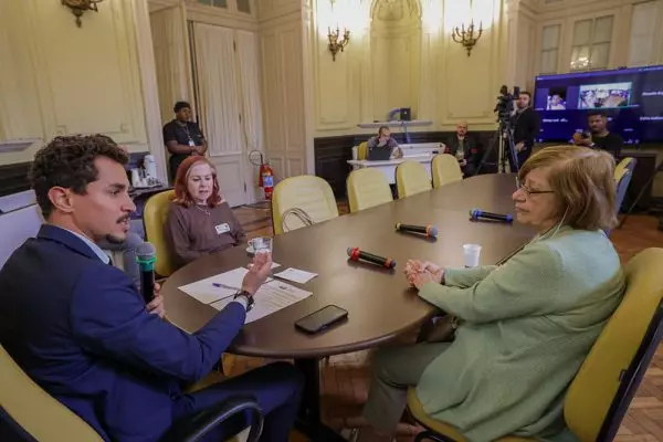 O vereador Salvino Oliveira, presidente da comissão especial, durante uma das reuniões em que debateram a regulamentação do Airbnb com segmentos da sociedade civil, da prefeitura e do governo — Foto: Divulgação/CMRJ