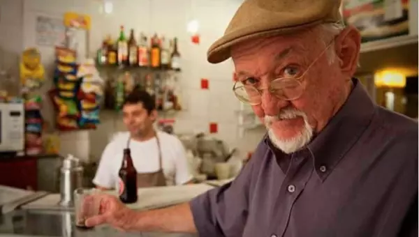 Jaguar em seu habitat natural, o botequim: antropólogo da boemia, colunista social dos botequins, crítico da baixa gastronomia, investigador das almas cariocas (Foto: Reprodução / ABI)