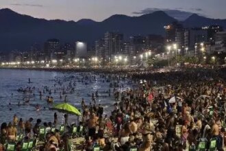 Praia do Arpoador lotada no começo de uma noite de verão no Rio 40°C: onda de calor extremo impulsiona e desafia o espírito rueiro do carioca