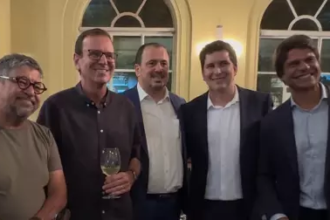 Eduardo Paes, Quaquá e Gutinho durante o evento com empresários, investidores e produtores no Palácio da Cidade.
