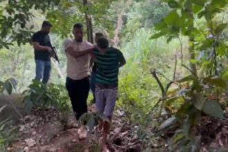 Hiago é preso pelos policiais na área de mata do morro da Lambicada