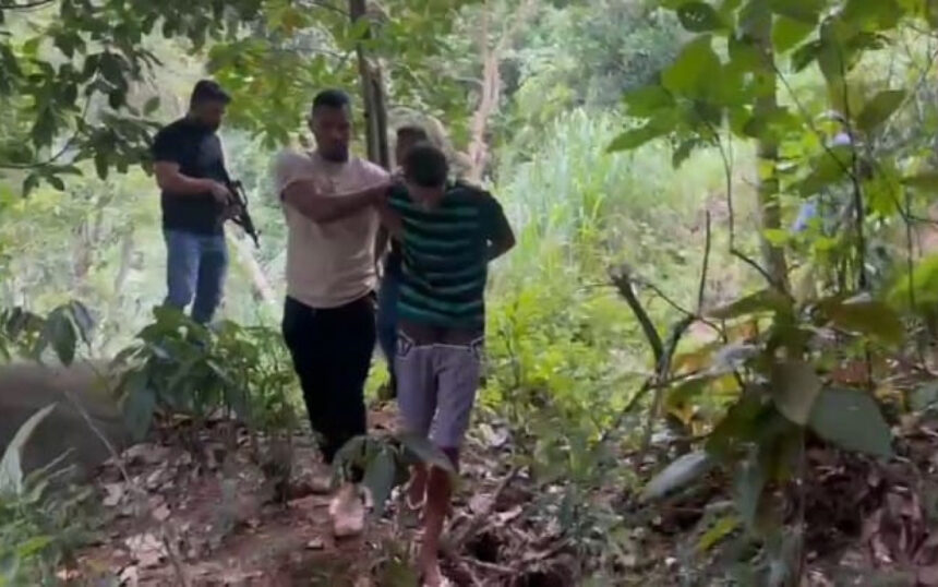 Hiago é preso pelos policiais na área de mata do morro da Lambicada