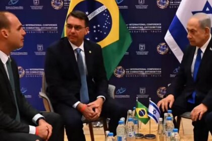 Flávio Bolsonaro promete reatar Brasil-Israel, desafia Lula e recebe bênção de Netanyahu em Jerusalém