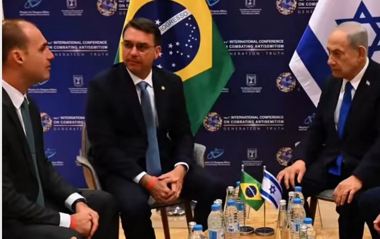 Flávio Bolsonaro promete reatar Brasil-Israel, desafia Lula e recebe bênção de Netanyahu em Jerusalém