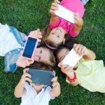 Infância conectada: acesso à internet dobra em menos de uma década e pode afetar saúde