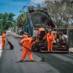 Homens trabalhando em obras de pavimentação em Itaboraí