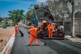 Homens trabalhando em obras de pavimentação em Itaboraí