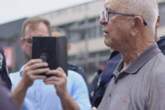 o pai do prefeito Marcelo Delaroli foi alvo de ofensas verbais por parte de alguns manifestantes