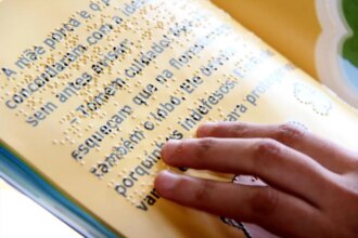 Alerj cobra explicações do MEC sobre governo Lula deixar 45 mil estudantes cegos sem livros em braile